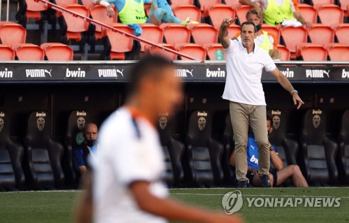 데뷔승 선물받은 발렌시아 감독, 이강인에 "수비라인 깨는 선수"