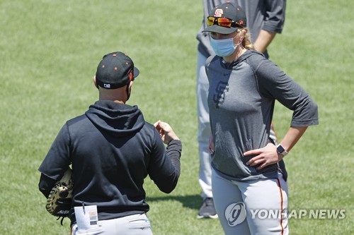 소프트볼 선수 출신 내킨, MLB 경기에 출전한 첫 여자 코치