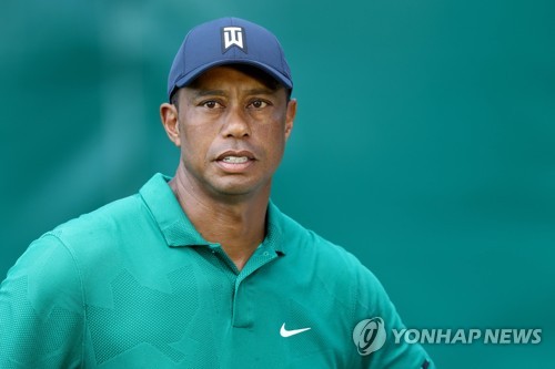 허리 통증 사라진 우즈, 1타 줄이고 중위권 도약 "괜찮은 하루"