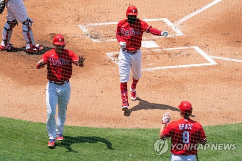 MLB 필라델피아 1루수 호스킨스 "경기 중 마스크 착용 고민 중"