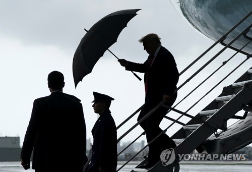 격전지 플로리다행 트럼프…미 언론 "코로나 급증에 빛 못봐"