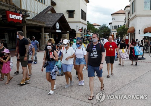 '마스크는 필수, 미키마우스 포응은 안돼'…어색한 디즈니월드