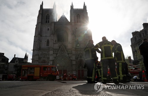 프랑스 낭트 대성당서 화재…소방당국 "불길 잡혀"