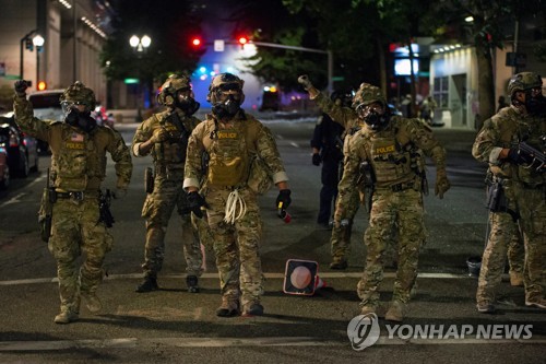 트럼프 정부 시위 과잉진압 논란 확산…연방검사장이 조사 요구