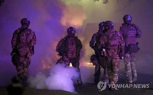 집회에서 최루탄 세례 맞은 미 시장…'연방요원 투입' 논란 격화