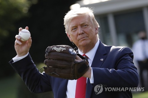 '파우치한테 안밀려'…"트럼프 초대없이 시구 발표했다가 취소"