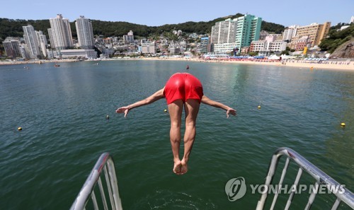 얕은 수심 탓에 다이빙선수 목뼈 골절…대회 개최 공무원 유죄