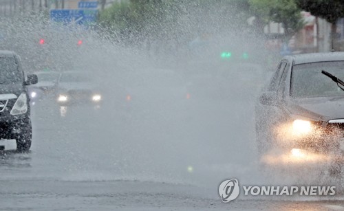 강원 영동북부 많은 비…고성군 현내면 200mm 내려