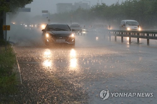 울산 온산공단 일부 도로 침수…빗길 교통사고도