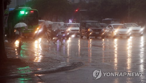 대구·경북 돌풍에 강한비…남부 동해안 200mm 이상