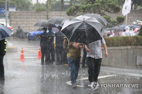 [날씨] 금요일 수도권·내륙 소나기…서울 낮 최고 30도