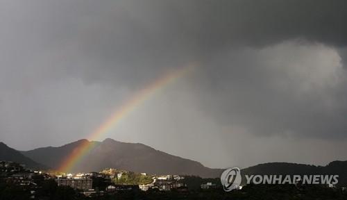 강원 내륙·산지 곳곳 소나기…낮 더위 30도 안팎