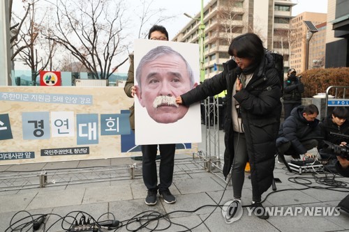 해리스 미대사, 논란의 콧수염 잘랐다…"마스크 쓰려니 더워"