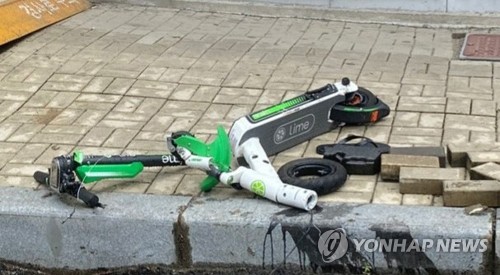 도로의 무법자 전동킥보드…차도·인도 가리지 않고 '쌩쌩'