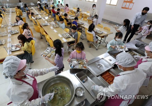 부산교육청 급식실 조리사 공채 방침…학교 비정규직 노조 반발