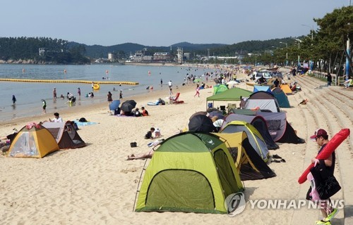 코로나 시대 휴가 풍속도…"사람 많은 곳 싫다" 캠핑족 북적