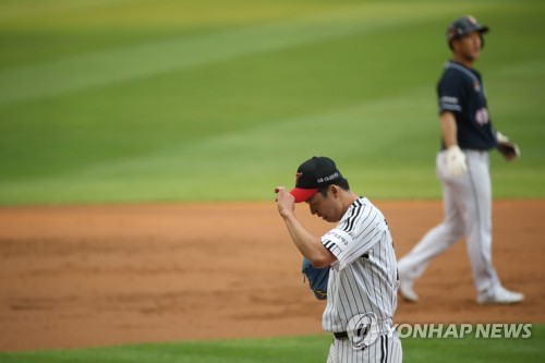 LG 차우찬, 어깨 통증으로 한 타자만 상대하고 교체