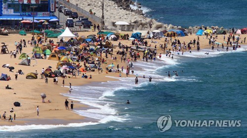 "조심 또 조심" 강원 동해안 해수욕장 코로나19 우려 속 개장