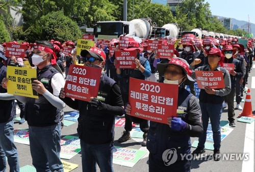 경남 레미콘 노조, 13일부터 무기한 파업…"운송료 인상해달라"