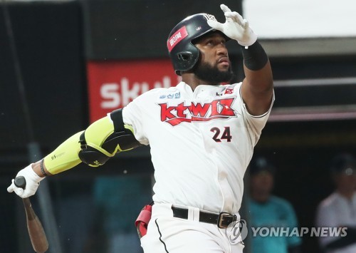 한글 보호대·신발 착용하고 KBO 타격 부문 휩쓰는 kt 노학수씨