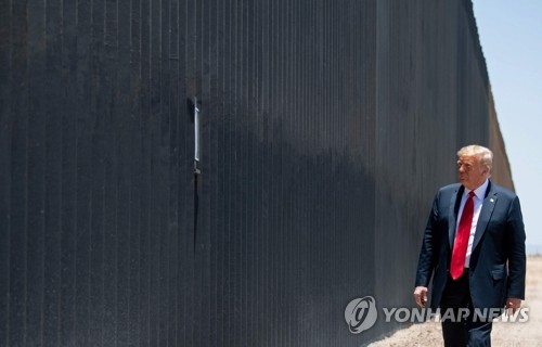 미, 멕시코 국경에 AI 감시탑 설치…'트럼프 장벽' 보완