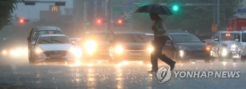 제주, 산지 중심으로 많은 비…"항공기 운항 차질 예상"