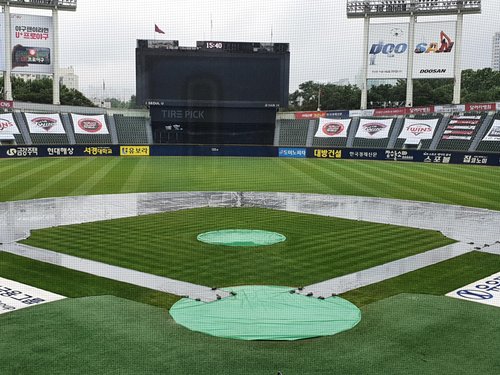 프로야구 잠실·사직 경기 비로 취소