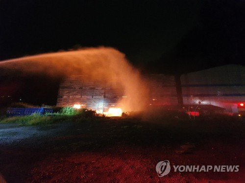 군산 폐기물 창고 화재 7일 만에 진화…7억원 피해