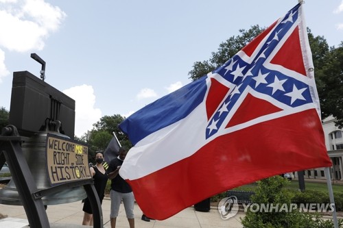 미국 미시시피 주지사, 남부연합기 제거 법안 서명