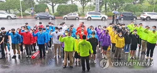 민주 단독 예산소위 추경 심사 착수…통합은 장외 심사