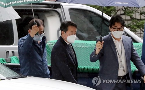 '인보사 의혹' 이웅열 전 코오롱 회장 영장기각 "혐의소명 부족"