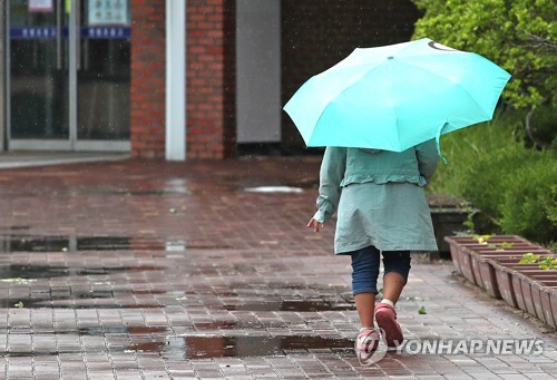 서울 등 내일 아침까지 비…더운데 곳곳 소나기