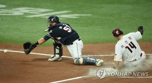 '50번째 3루타' 서건창 "100개 친 선배 대단…오늘 수비는 반성"