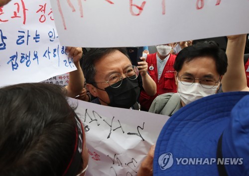 노사정 합의 저지 나선 민주노총 강경파…위원장 사실상 감금