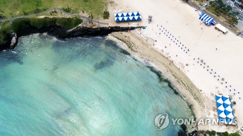 제주 해수욕장 개장…거리두기·마스크 착용 '힘들다 힘들어'