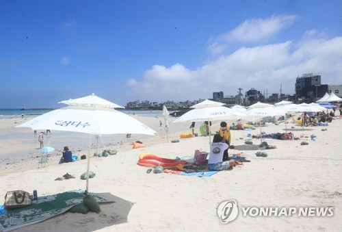 제주 해수욕장 개장…거리두기·마스크 착용 '힘들다 힘들어'