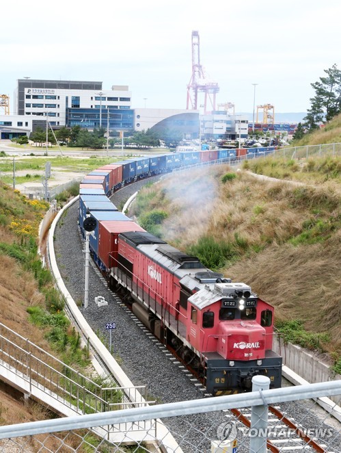 포항 영일만항서 화물열차 첫 상업운행