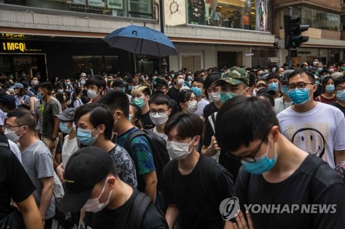 홍콩보안법위반 첫사례는 '홍콩독립' 깃발 소지자…180여명 체포(종합2보)