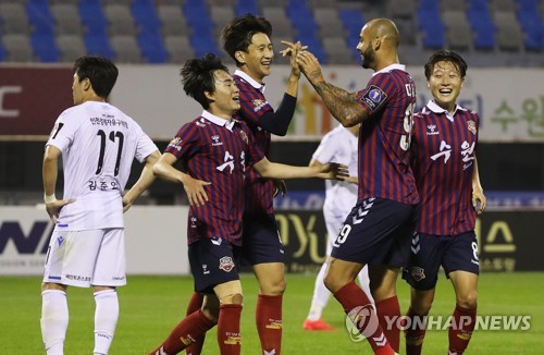 수원FC, 승부차기 끝에 인천 제압…FA컵 16강행