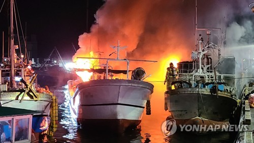 통영 동호항 어선 화재로 3척 태워…만취 50대 방화(종합)