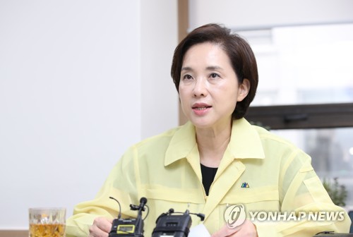 유은혜 "교내 전파의심 예의주시…50인이상 유치원 급식 점검"