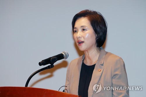 유은혜 "대학긴급지원 예산 규모 아쉬워…사립대 적립금도 써야"