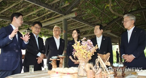 이재명 "재난지원금 더"…김경수 "2차 대유행하면"
