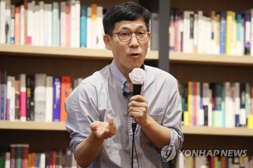 "웅동학원 털어먹었죠"…진중권, 조국 명예훼손 혐의로 고발당해