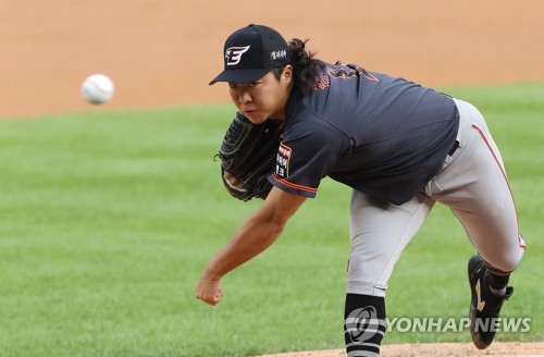 최원호 대행도 찾아간 '당돌한' 김범수…한화 마운드의 희망