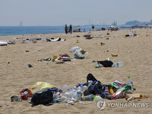 개장도 안했는데…동해안 일부 해수욕장 쓰레기 몸살