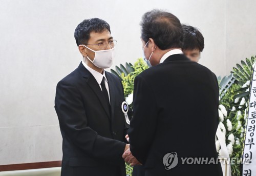 정치권 조문행렬…안희정, 눈물 떨구며 "미안합니다"(종합)