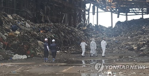 군산 비응도동 폐기물 창고 합동 감식…방화 여부도 조사