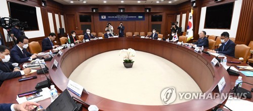 홍남기 "기업인 입국 간소화 확대…대외리스크 면밀히 모니터링"