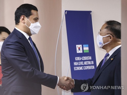 홍남기 "기업인 입국 간소화 확대…대외리스크 면밀히 모니터링"